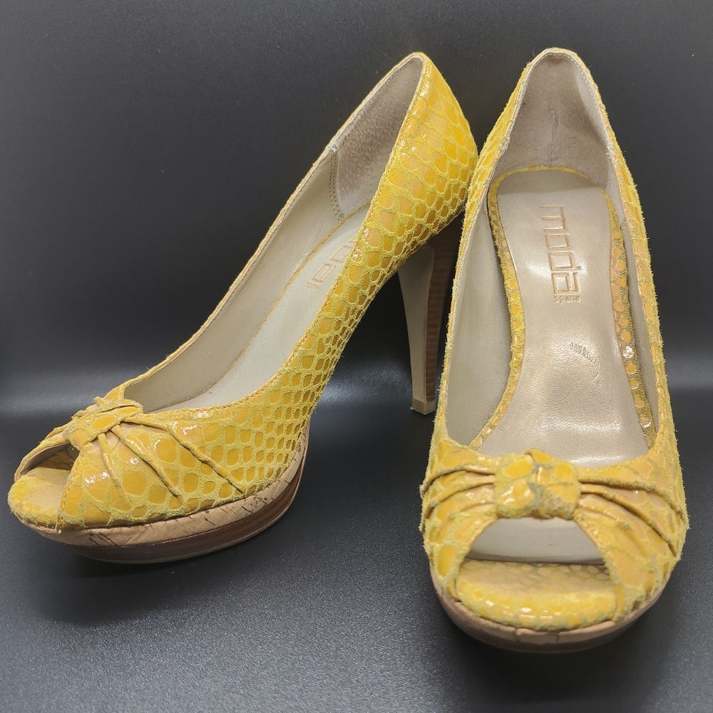 Yellow Moda Pumps - Picture 6 of 6